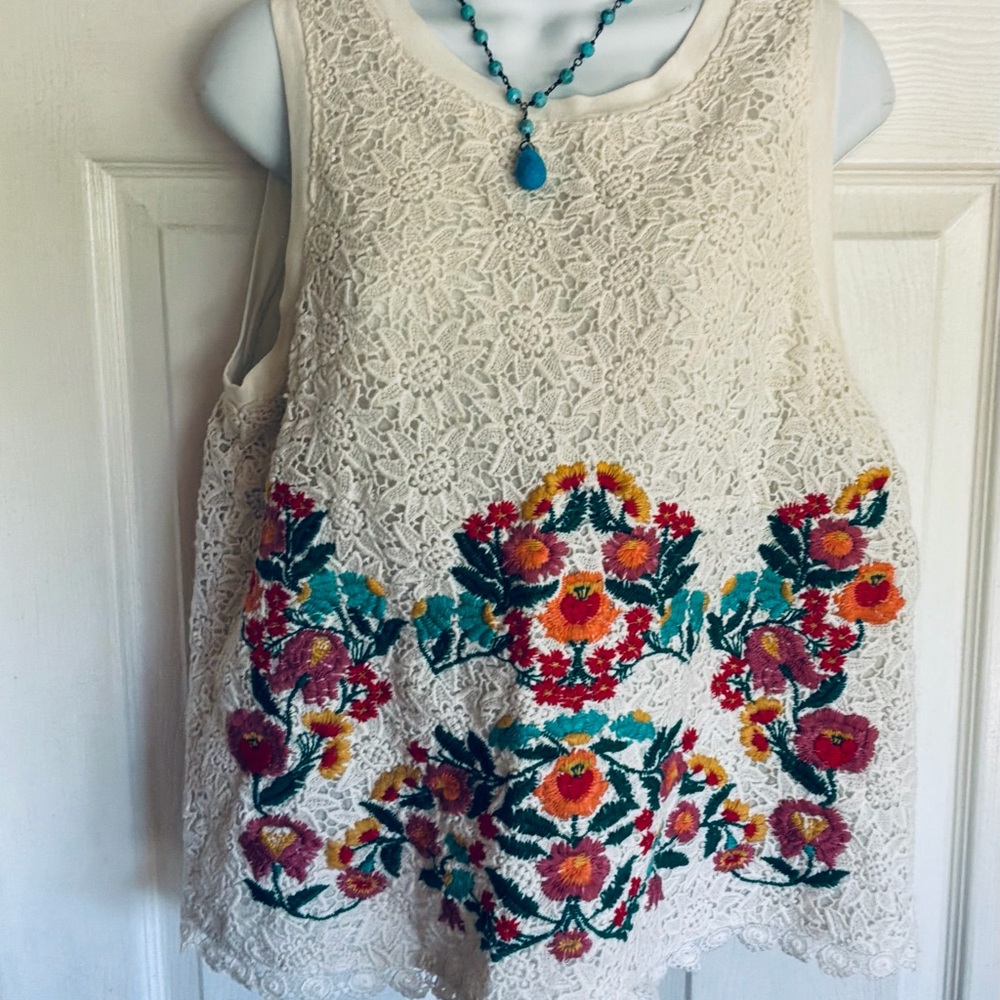 ANTHROPOLOGIE..Floral Embroidery Top
